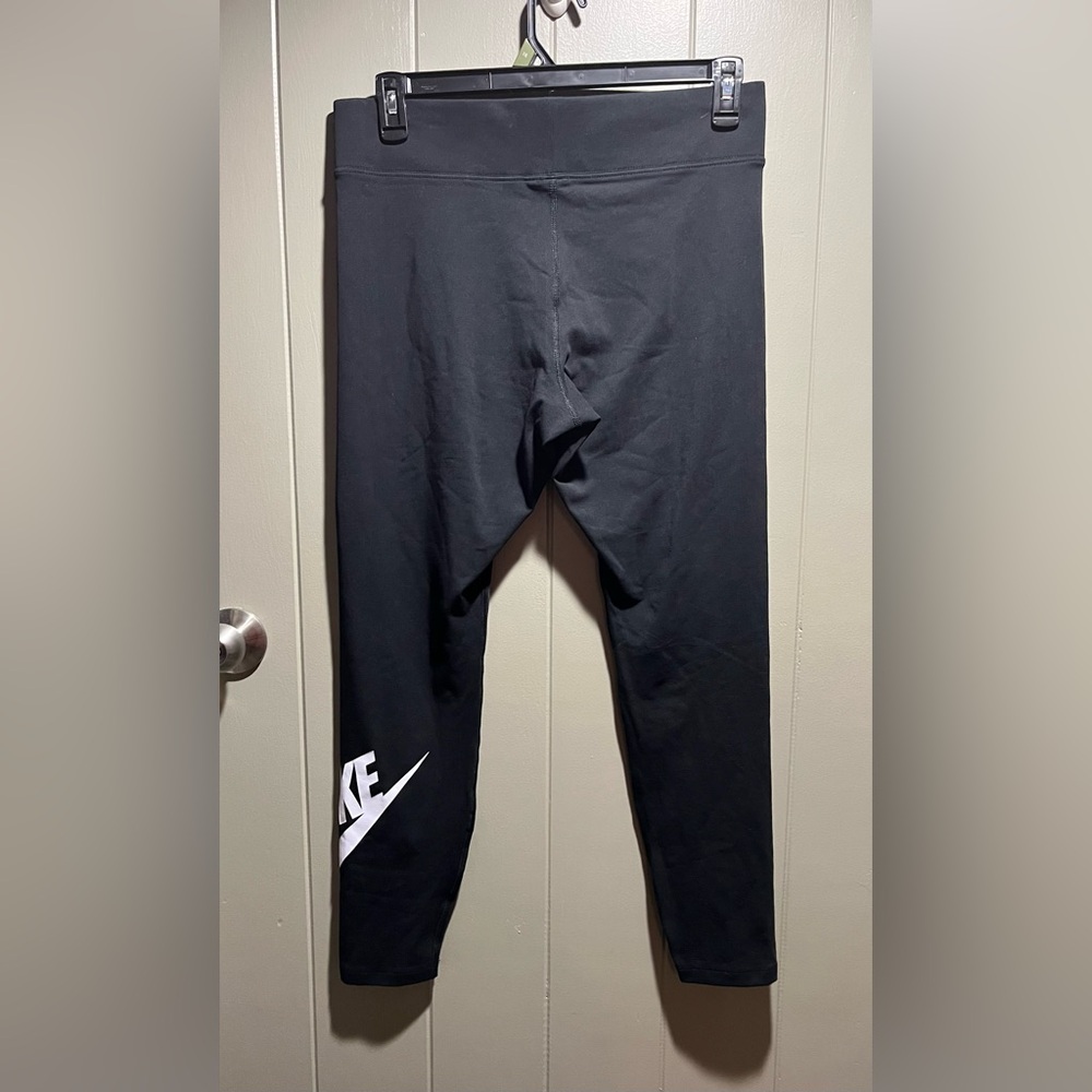 Black Women’s XL Nike Sportswear Essential Women's High-Waisted Leggings - NWOT